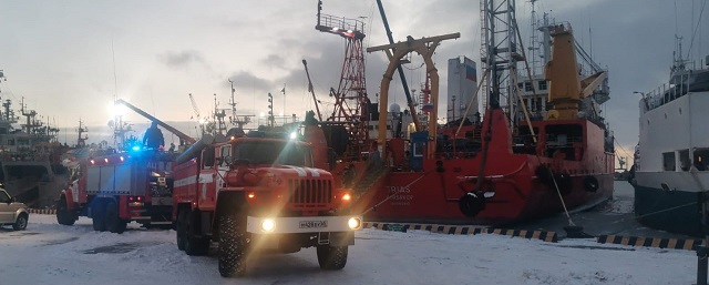 В Сахалинской области произошел пожар на судне в порту Корсаков